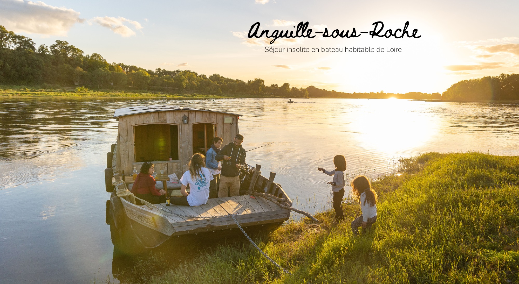 Croisiere-sur-la-loire-hebergement-insolite-toue-cabanee-jpg